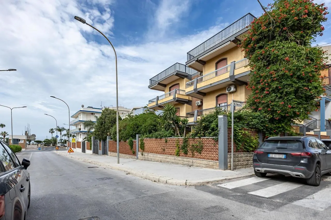 Marina Di Ragusa Cozy Apartments With Private Parking